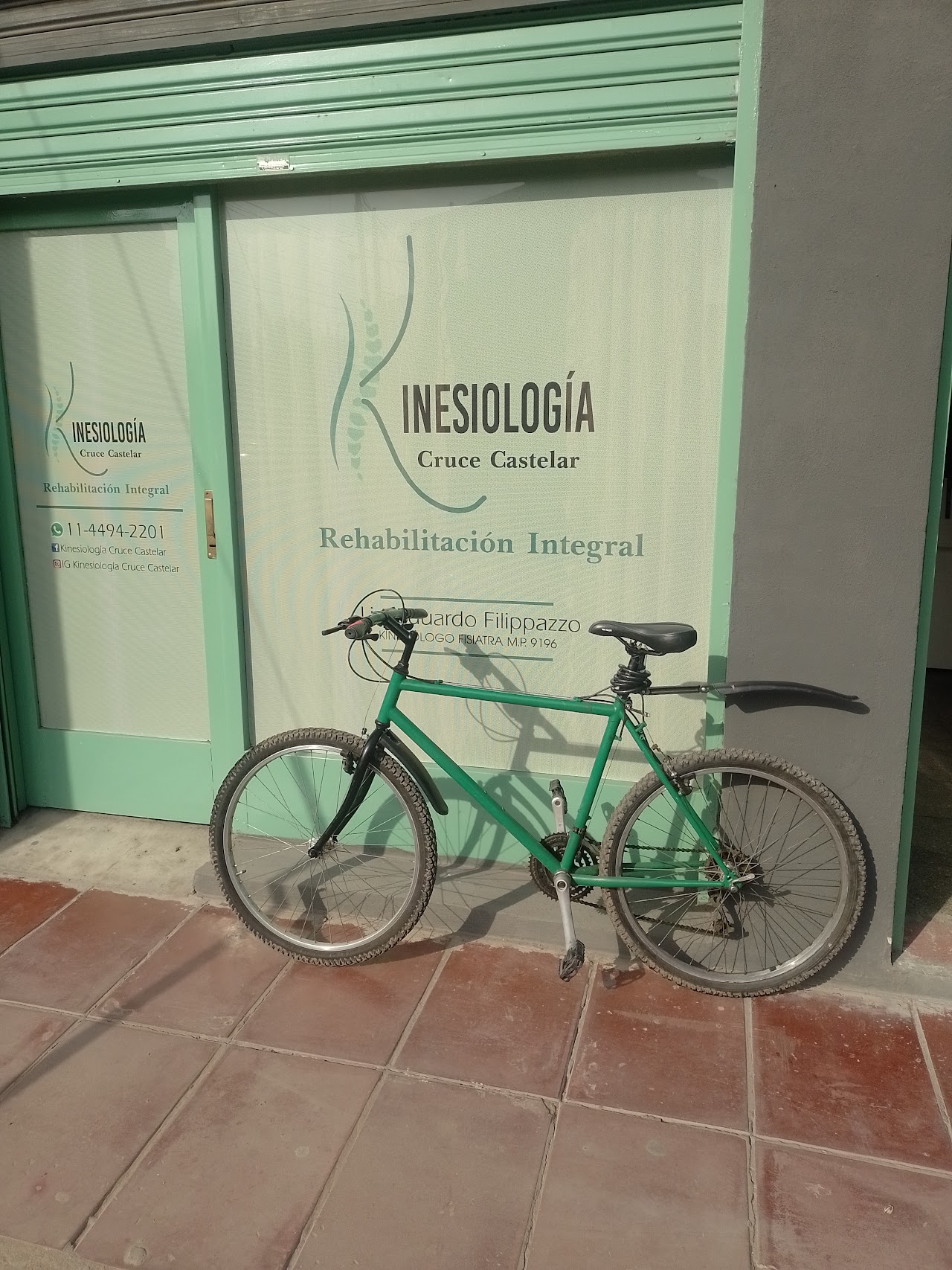Entrada del consultorio con cartelería de Kinesiología Cruce Castelar